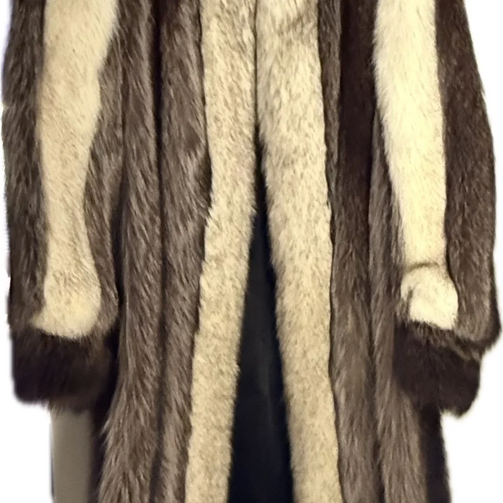 Luxurious Vintage Fox Fur Coat - Picture 3 of 8